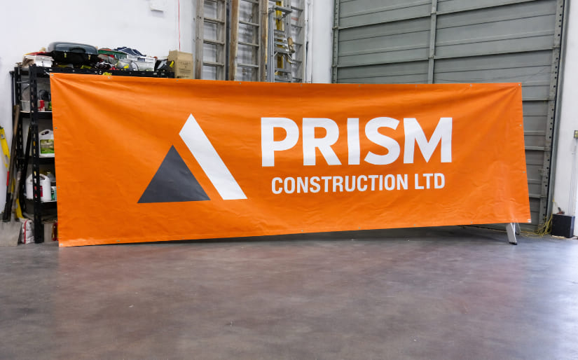 Печать баннера Frontlit для автосервиса "Prism" по цене от 200 руб/м2, заказать дешево в Москве🔥