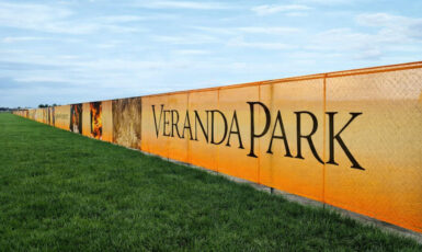Печать баннера Frontlit на забор "Veranda Park" по цене от 200 руб/м2, заказать дешево в Москве🔥