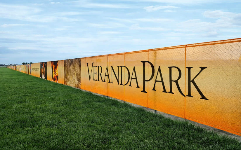 Печать баннера Frontlit на забор "Veranda Park" по цене от 200 руб/м2, заказать дешево в Москве🔥