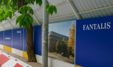 Печать баннера на забор для застройщика "Fantalis" по цене от 200 руб/м2, заказать дешево в Москве🔥