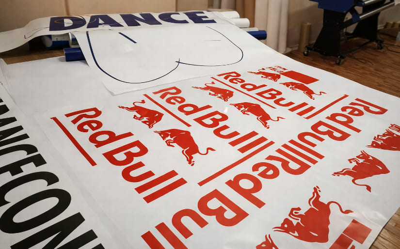 Печать наклеек с плоттерной резкой для энергетика "Red Bull" по цене от 200 руб/м2, заказать дешево в Москве🔥