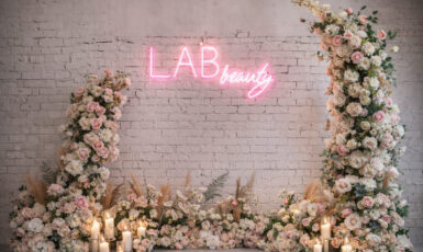 Изготовление фотозоны для салона красоты "Lab" по цене от 200 руб/м2, заказать дешево в Москве🔥