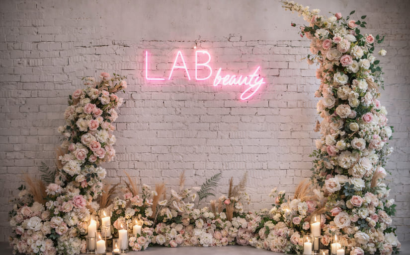 Изготовление фотозоны для салона красоты "Lab" по цене от 200 руб/м2, заказать дешево в Москве🔥