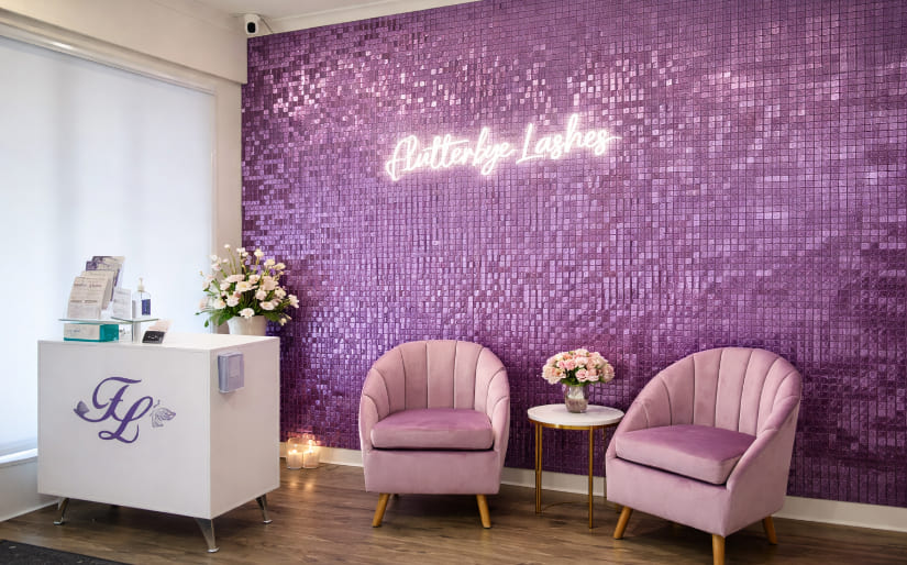 Изготовление фотозоны для салона красоты "Alutterbuy Lashes" по цене от 200 руб/м2, заказать дешево в Москве🔥