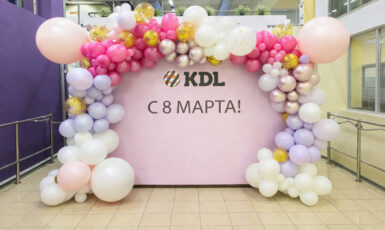 Изготовление фотозоны на 8 марта для компании "KDL" по цене от 200 руб/м2, заказать дешево в Москве🔥