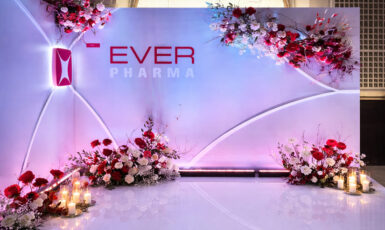 Изготовление фотозоны с логотипом для компании "Ever Pharma" по цене от 200 руб/м2, заказать дешево в Москве🔥