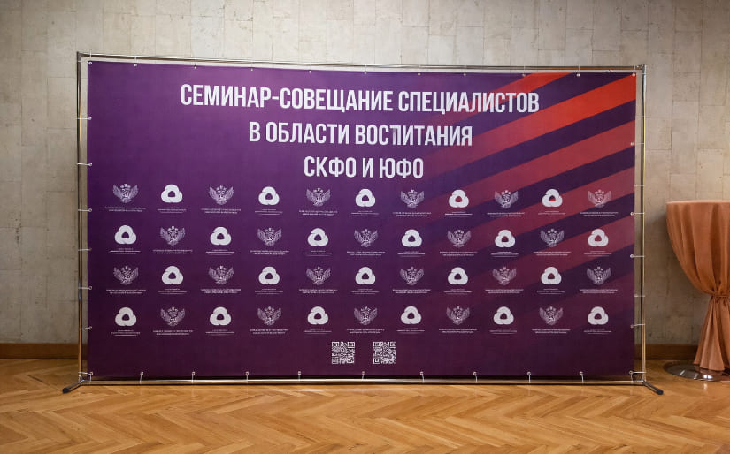 Изготовление стендов - На стойках