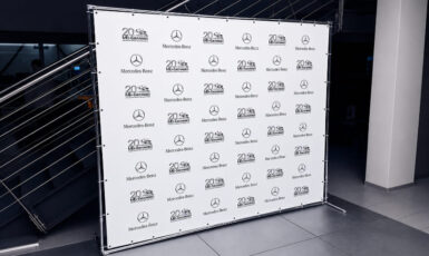 Изготовление стенда Press Wall с джокерной конструкцией для автосалона "Mercedes" по цене от 200 руб/м2, заказать дешево в Москве🔥