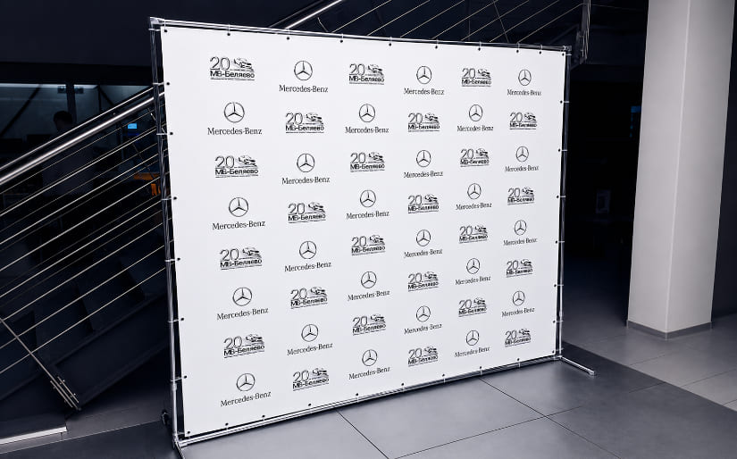 Изготовление стенда Press Wall с джокерной конструкцией для автосалона "Mercedes" по цене от 200 руб/м2, заказать дешево в Москве🔥