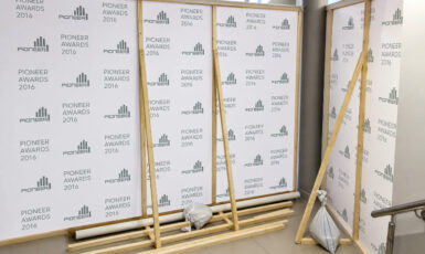 Изготовление стенда Press Wall на деревянном каркасе для компании "Pioneer" по цене от 200 руб/м2, заказать дешево в Москве🔥