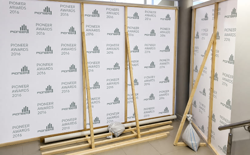 Изготовление стенда Press Wall на деревянном каркасе для компании "Pioneer" по цене от 200 руб/м2, заказать дешево в Москве🔥
