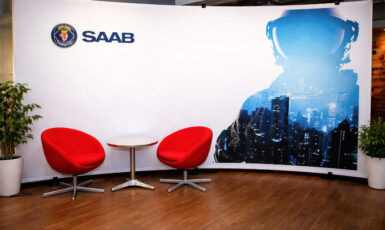 Изготовление рекламного стенда для автомобильного бренда "Saab" по цене от 200 руб/м2, заказать дешево в Москве🔥