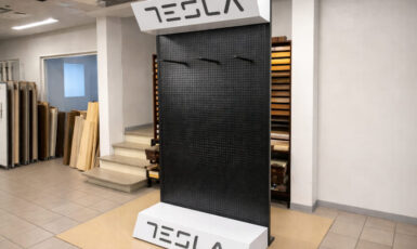 Изготовление стенда с перфорацией для компании "Tesla" по цене от 200 руб/м2, заказать дешево в Москве🔥