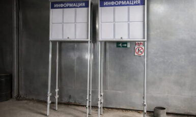 Изготовление уличного стенда с замком для районного парка по цене от 200 руб/м2, заказать дешево в Москве🔥