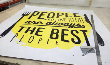 Печать больших наклеек ресторана "People Who Love to Eat" по цене от 200 руб/м2, заказать дешево в Москве🔥