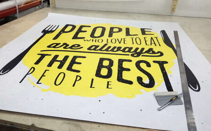 Печать больших наклеек ресторана "People Who Love to Eat" Печать больших наклеек ресторана "People Who Love to Eat" по цене от 200 руб/м2, заказать дешево в Москве🔥