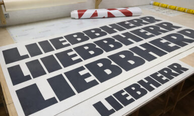 Печать наклеек в форме букв для бренда "Liebbherr" по цене от 200 руб/м2, заказать дешево в Москве🔥
