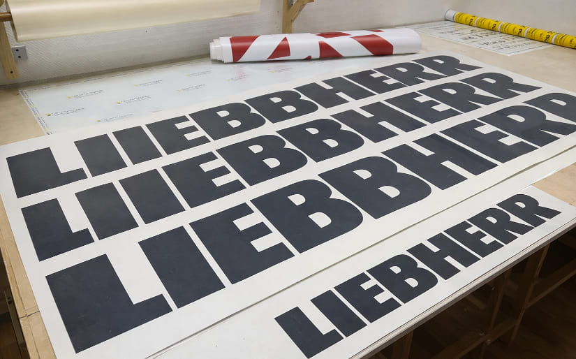 Печать наклеек в форме букв для бренда "Liebbherr" по цене от 200 руб/м2, заказать дешево в Москве🔥