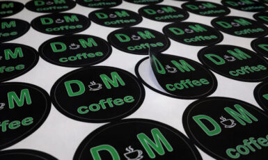 Печать круглых наклеек для кофейни "D&M Coffee" по цене от 200 руб/м2, заказать дешево в Москве🔥