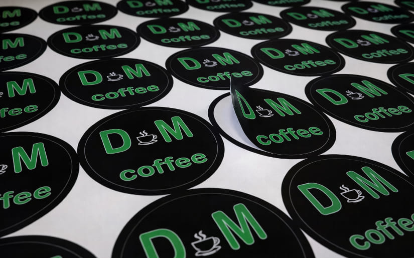 Печать круглых наклеек для кофейни "D&M Coffee" по цене от 200 руб/м2, заказать дешево в Москве🔥
