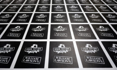 Печать квадратных наклеек для виски "William Lawsons" по цене от 200 руб/м2, заказать дешево в Москве🔥