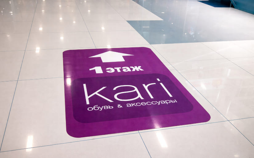 Печать наклеек на пол для обувного магазина "Kari" по цене от 200 руб/м2, заказать дешево в Москве🔥
