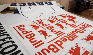 Печать наклеек с плоттерной резкой для энергетика "Red Bull" по цене от 200 руб/м2, заказать дешево в Москве🔥