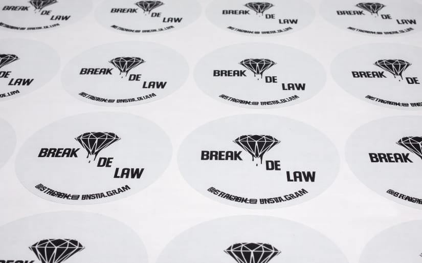 Печать прозрачных наклеек для ювелирного магазина "Break De Law" по цене от 200 руб/м2, заказать дешево в Москве🔥