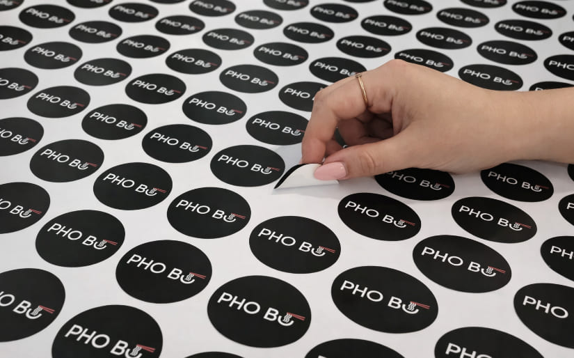 Печать наклеек с контурной резкой для ресторана "Pho Bo" Печать наклеек с контурной резкой для ресторана "Pho Bo" по цене от 200 руб/м2, заказать дешево в Москве🔥