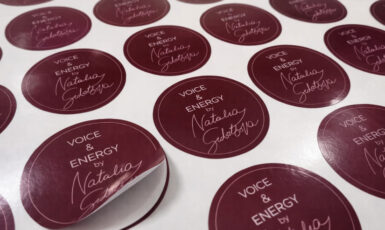 Печать наклеек с ламинацией для песенного конкурса "Voice & Energy" по цене от 200 руб/м2, заказать дешево в Москве🔥