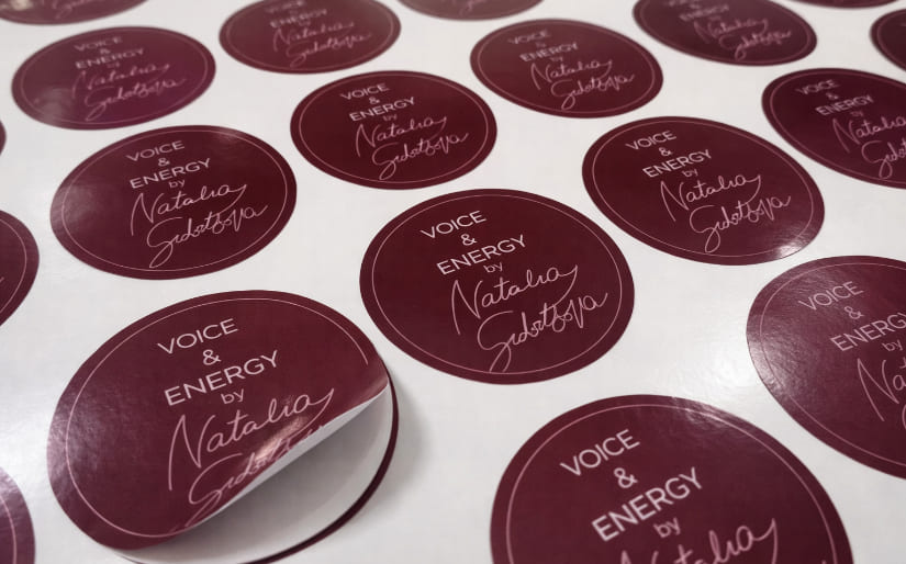 Печать наклеек с ламинацией для песенного конкурса "Voice & Energy" по цене от 200 руб/м2, заказать дешево в Москве🔥