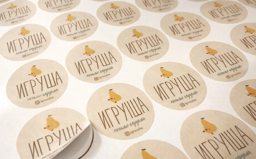 Печать наклеек с логотипом магазина фруктов "Игруша" по цене от 200 руб/м2, заказать дешево в Москве🔥