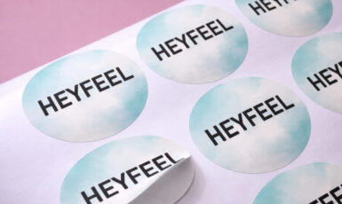 Наклейки с логотипом для салона красоты "Heyfeel" - печать по цене от 200 руб/м2, заказать дешево в Москве🔥