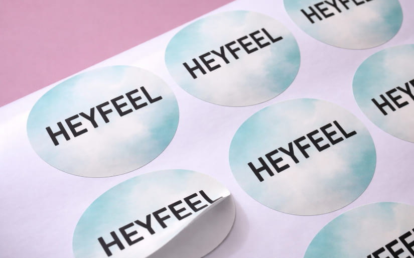 Печать наклеек с логотипом для салона красоты "Heyfeel" Печать наклеек с логотипом для салона красоты "Heyfeel" по цене от 200 руб/м2, заказать дешево в Москве🔥